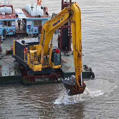 بیل مکانیکی با دسترسی بالا و بازوی بلند